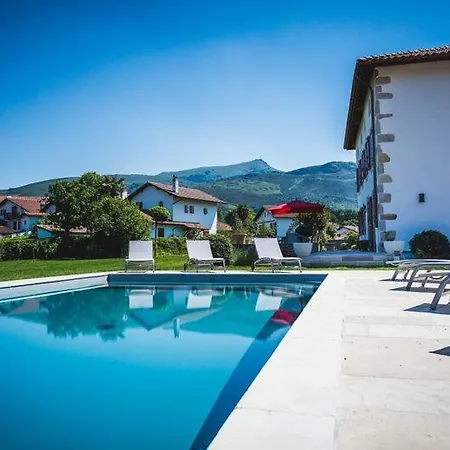 Villa Sleeps 12 Pool Wifi